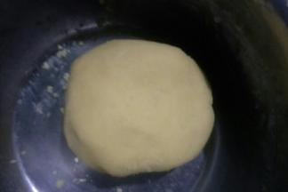 搅拌成均匀面团，用保鲜膜包起放冰箱冷藏2个小时