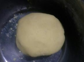 搅拌成均匀面团，用保鲜膜包起放冰箱冷藏2个小时