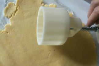 冷藏好的面团，上下垫保鲜膜擀成厚度为3mm左右的薄饼，我用的125克的圆形月饼模具，也可以其他圆形模具