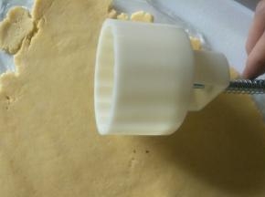 冷藏好的面团，上下垫保鲜膜擀成厚度为3mm左右的薄饼，我用的125克的圆形月饼模具，也可以其他圆形模具