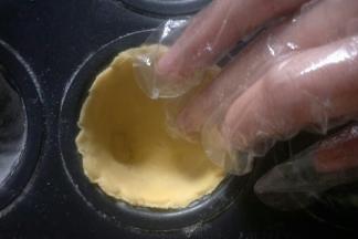 将压出的圆形面片放在模具中