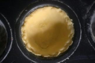 周围和低部都要跟模具完全贴合，挞皮尽量略高出模具一点点，依次做好后放冰箱冷藏1小时