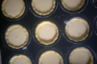 倒入挞皮中，约9分满