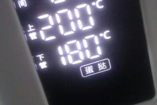 可以先把烤箱上火200/下火180预热