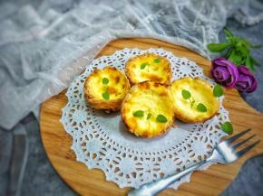 略微凉一下挞皮略硬些后脱模即可