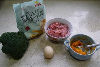 这款面食的用料
面条：金龙鱼面包用小麦粉（高筋粉）500克，南瓜泥100ML，清水100ML
浇头：鸡蛋，西兰花，牛肉（用料酒还有玉米油提前腌制）