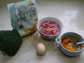 这款面食的用料
面条：金龙鱼面包用小麦粉（高筋粉）500克，南瓜泥100ML，清水100ML
浇头：鸡蛋，西兰花，牛肉（用料酒还有玉米油提前腌制）