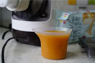 然后将南瓜泥兑好水，拌至融合之后再入面条机里，选择和面十五分钟，再选择出面就可以。