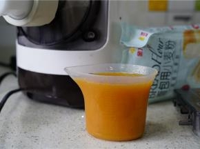 然后将南瓜泥兑好水，拌至融合之后再入面条机里，选择和面十五分钟，再选择出面就可以。