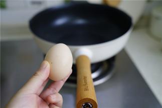 在制作面条的时候，我们就可以来做一个汤底，锅里加少许油，将鸡蛋打在锅里，煎好荷包蛋。