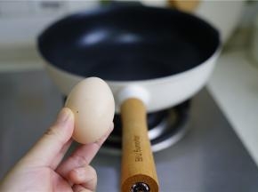 在制作面条的时候，我们就可以来做一个汤底，锅里加少许油，将鸡蛋打在锅里，煎好荷包蛋。