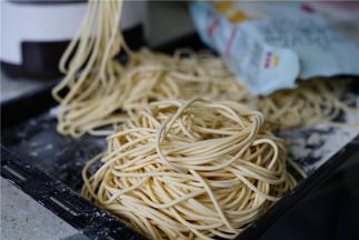 汤底完成之后，面条也完成的差不多了，这个时候就锅里就重新烧水煮面。