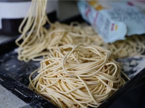 汤底完成之后，面条也完成的差不多了，这个时候就锅里就重新烧水煮面。