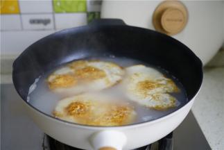 加后加入清水，煮至汤底发白出味，加入细盐及料酒调味。