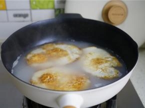 加后加入清水，煮至汤底发白出味，加入细盐及料酒调味。