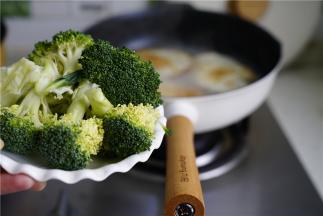 然后将西兰花洗好摘成小朵，下锅烫熟就好，这样子汤底就完成啦。