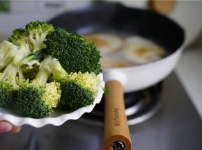 然后将西兰花洗好摘成小朵，下锅烫熟就好，这样子汤底就完成啦。