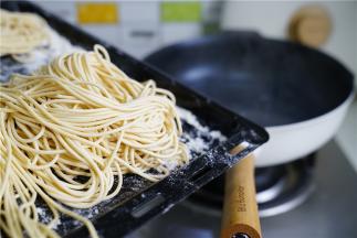 煮新鲜的面条，汤水一定要足一点，然后可以加入几滴玉米油。