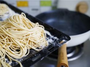 煮新鲜的面条，汤水一定要足一点，然后可以加入几滴玉米油。