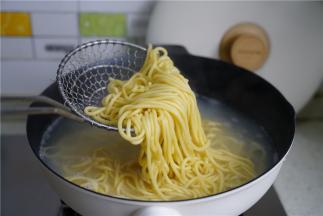 如图南瓜面就煮好了，看得到的筋道，果蔬色超美。