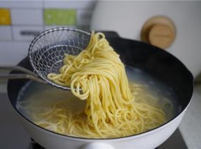 如图南瓜面就煮好了，看得到的筋道，果蔬色超美。