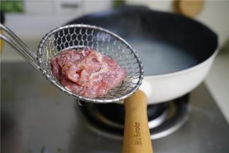 将面条出锅控水入汤碗里，然后面汤重新烧开，将腌制好的牛肉片下锅烫熟就好。