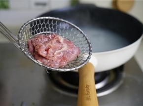 将面条出锅控水入汤碗里，然后面汤重新烧开，将腌制好的牛肉片下锅烫熟就好。