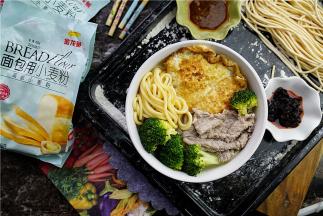 配搭在一起就是营养丰富的牛肉果蔬汤面，然后配上个人喜欢的沙茶酱或是辣酱香醋之类的也可以。自制的面条口感及麦香味都很赞，朋友们可以参考一下哦。