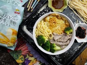 配搭在一起就是营养丰富的牛肉果蔬汤面，然后配上个人喜欢的沙茶酱或是辣酱香醋之类的也可以。自制的面条口感及麦香味都很赞，朋友们可以参考一下哦。