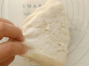 把中种材料混合揉至无干粉，装入保鲜盒放冰箱冷藏20小时左右(如果着急用可以放在室温3个小时左右)，主要还是看面团的状态。如图出现蜂窝状就可以了。