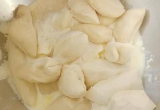 把主面团除黄油和盐以外的其它材料与中种面团（中种面团用刮片切成小块）一起放入厨师机里揉。