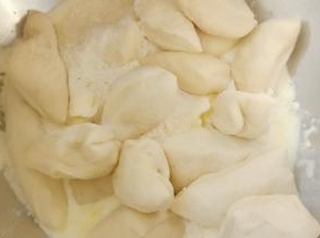 把主面团除黄油和盐以外的其它材料与中种面团（中种面团用刮片切成小块）一起放入厨师机里揉。