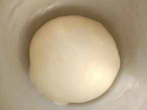 揉好的面团盖保鲜膜26度左右进行一发(一发温度不要超过28度)