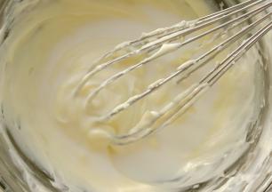 然后分两次加入牛奶。搅打至顺滑备用。