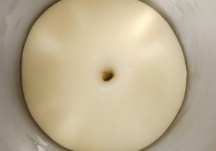 大概50-60分钟左右，用手指粘面粉在面团中间戳个洞，不回缩，不塌陷就发好了。