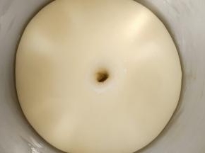 大概50-60分钟左右，用手指粘面粉在面团中间戳个洞，不回缩，不塌陷就发好了。