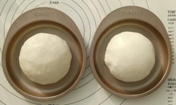 取出面团平均分成2份，用手揉圆放入阳晨6寸彩虹蛋糕烤盘里，进行二发（二发温度不要超过38度）