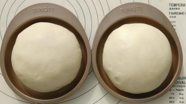 大概50分钟左右，发酵的时间不是固定的，要看发酵的状态，二发发好之后，用手指粘面粉轻轻按一下，快速回弹则需要再发一会，如果慢慢回弹就是发好了，如果按下不回弹就是发过了。