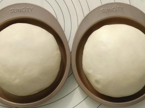 大概50分钟左右，发酵的时间不是固定的，要看发酵的状态，二发发好之后，用手指粘面粉轻轻按一下，快速回弹则需要再发一会，如果慢慢回弹就是发好了，如果按下不回弹就是发过了。