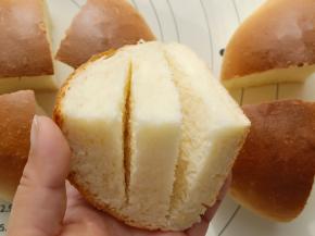 面包出炉放一会，切成四块。每块再这样切两刀。