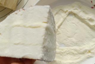 把奶酪馅夹在夹缝里，切面也抹上奶酪馅。表面再粘上奶粉与糖粉。（奶粉与糖粉混合均匀)