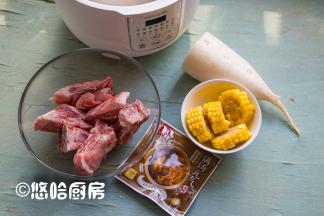 准备要用到的材料，半根玉米斩成小块。