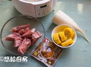 准备要用到的材料，半根玉米斩成小块。