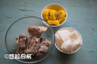 白萝卜洗净切滚刀块，排骨焯水煮出浮沫后捞出，冲凉后待用，排骨焯水的时候水里放一点料酒去腥。