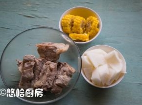 白萝卜洗净切滚刀块，排骨焯水煮出浮沫后捞出，冲凉后待用，排骨焯水的时候水里放一点料酒去腥。