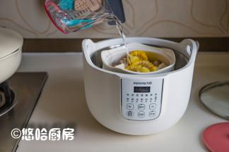 排骨汤采用隔水炖的方式，照例炖锅里先放水、放支架，放入炖盅，炖盅中加入清水，与食材齐平即可。