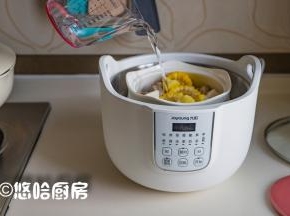 排骨汤采用隔水炖的方式，照例炖锅里先放水、放支架，放入炖盅，炖盅中加入清水，与食材齐平即可。
