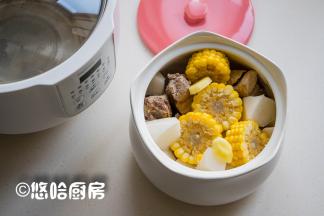 把排骨、萝卜、玉米块全部放入炖盅，这些材料刚刚好，放满整个炖盅。