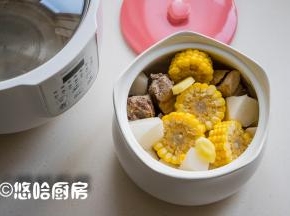 把排骨、萝卜、玉米块全部放入炖盅，这些材料刚刚好，放满整个炖盅。