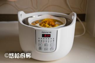 离烹饪结束还有15分钟的时候，放入虫草花继续隔水炖，放虫草花纯粹是临时起意的。
